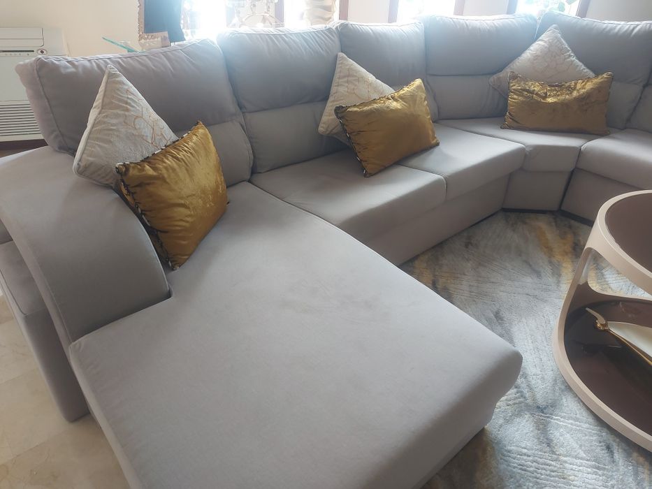 Sofá de canto arredondado com chaise longue e 4 puffs