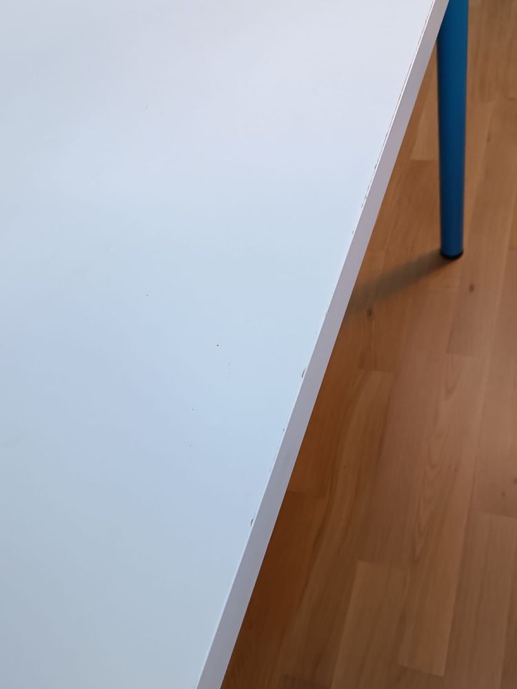 Biurko IKEA białe z turkusowymi nogami