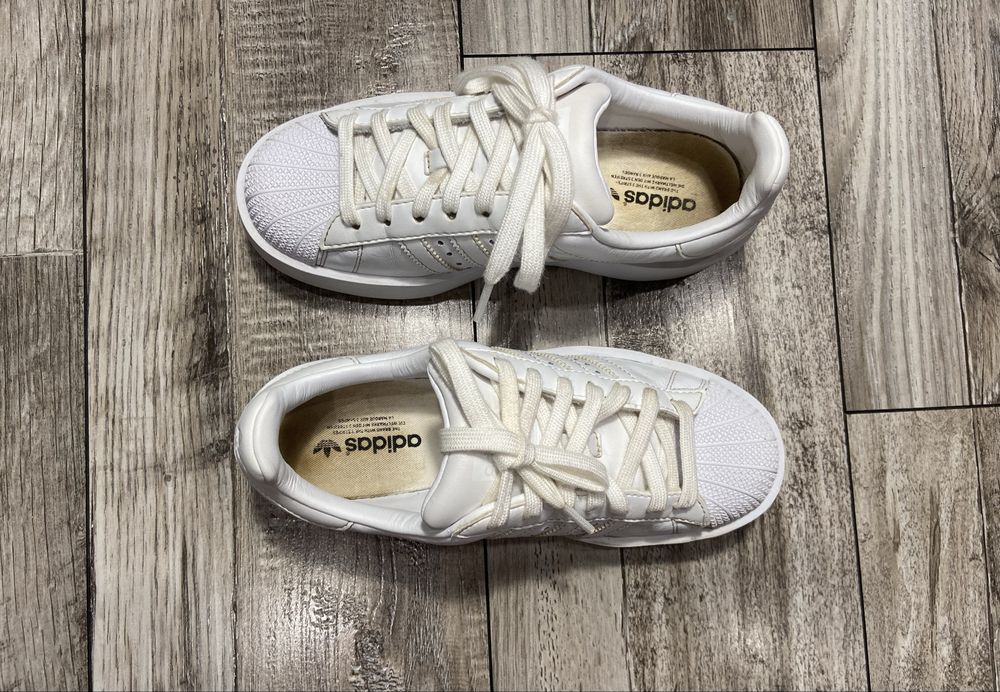 Кросівки adidas. 36 розмір