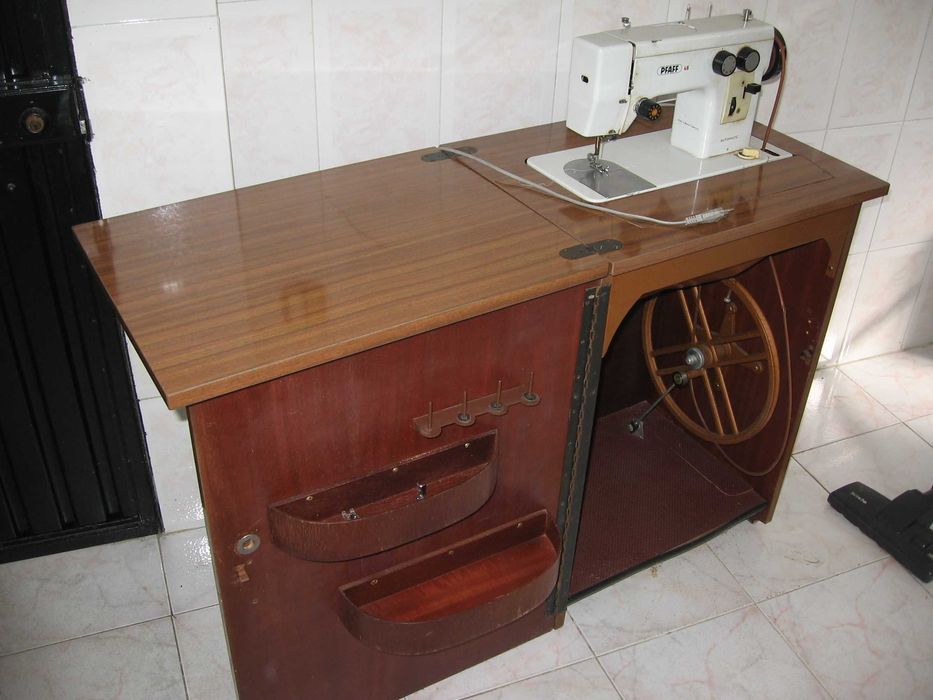 Máquina de Costura PFAFF 46 Automática, com Móvel