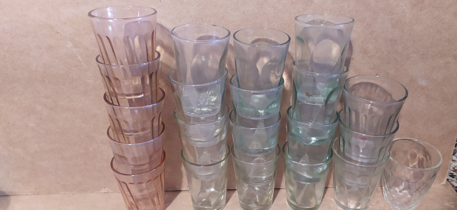 Посуд:Різні скляні склянки,бутлі та інше.