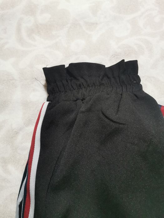 Calça preta com riscas laterais