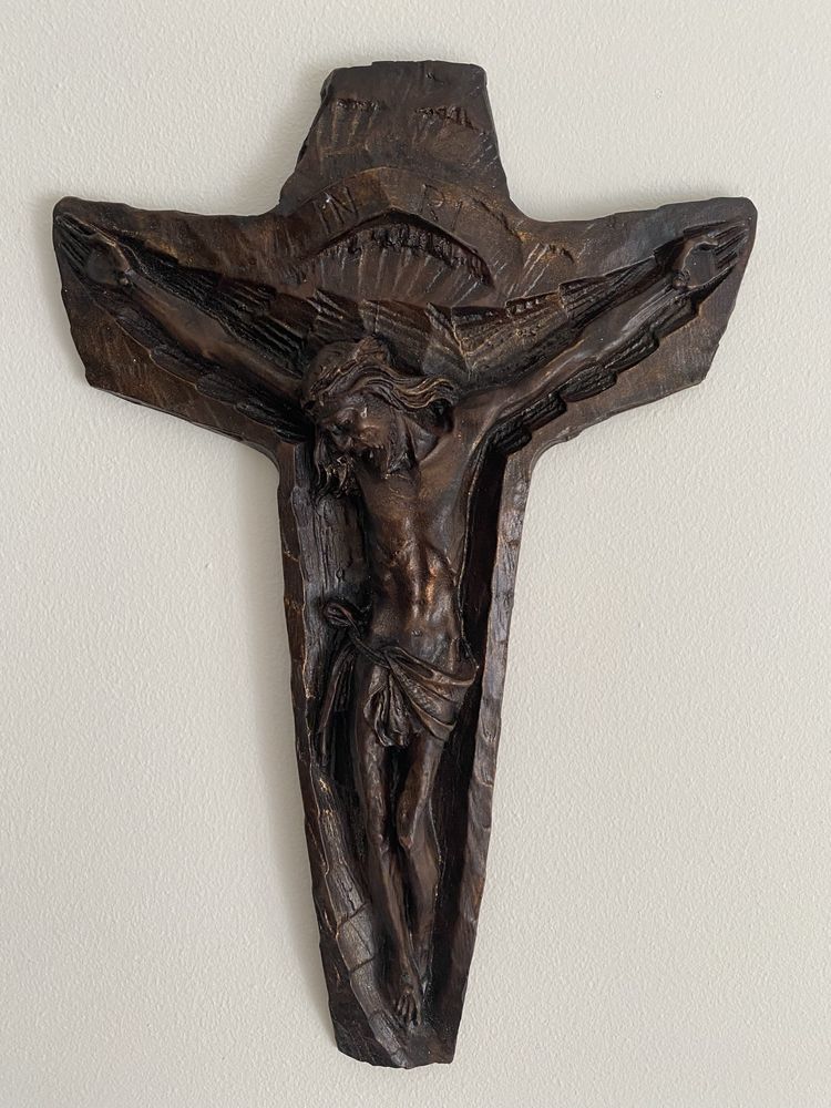 Crucifixo em Resina - 32 cm (Estilo Esculpido, Detalhado)