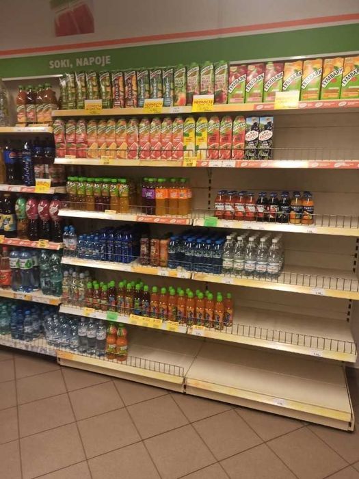 Regały przyścienne