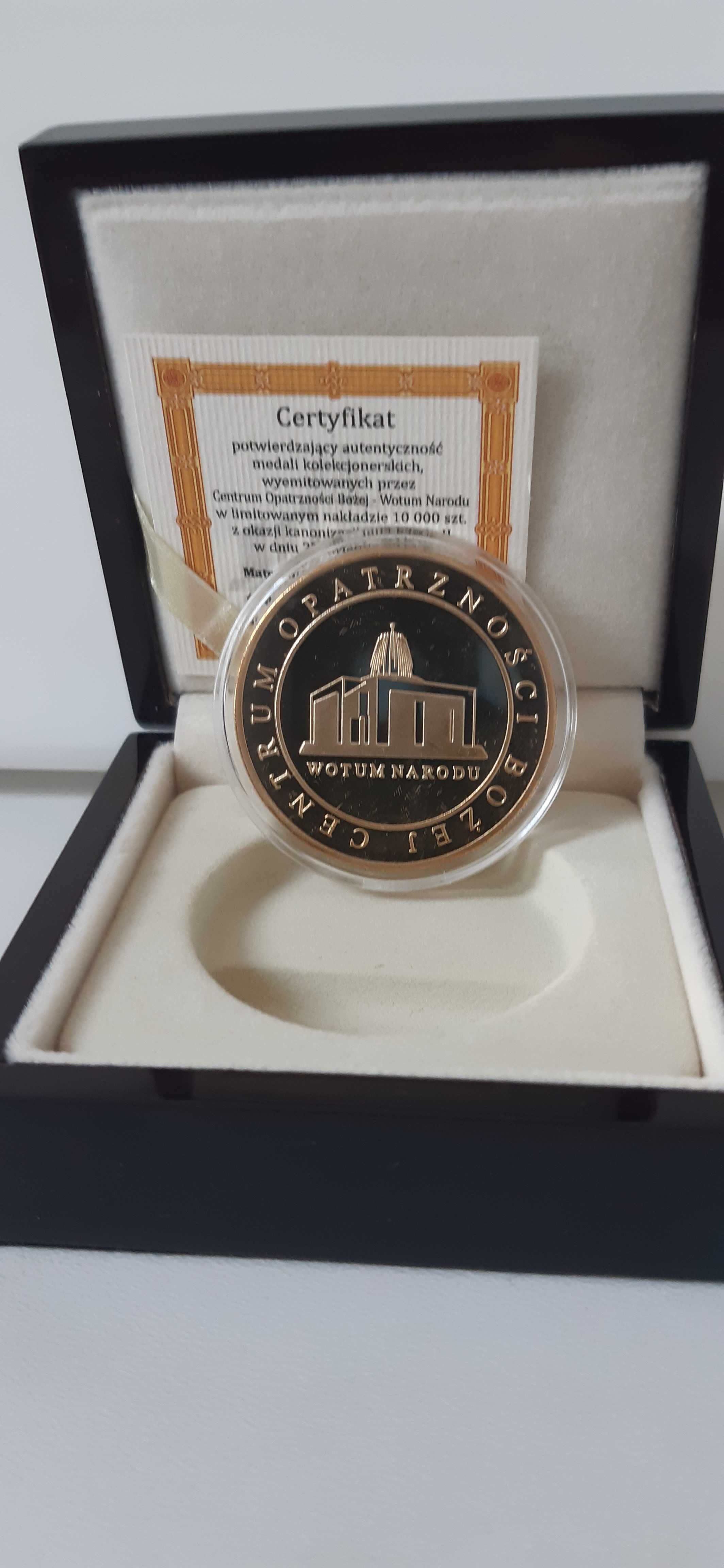 Pozłacany medal z wizerunkiem Jana Pawła II