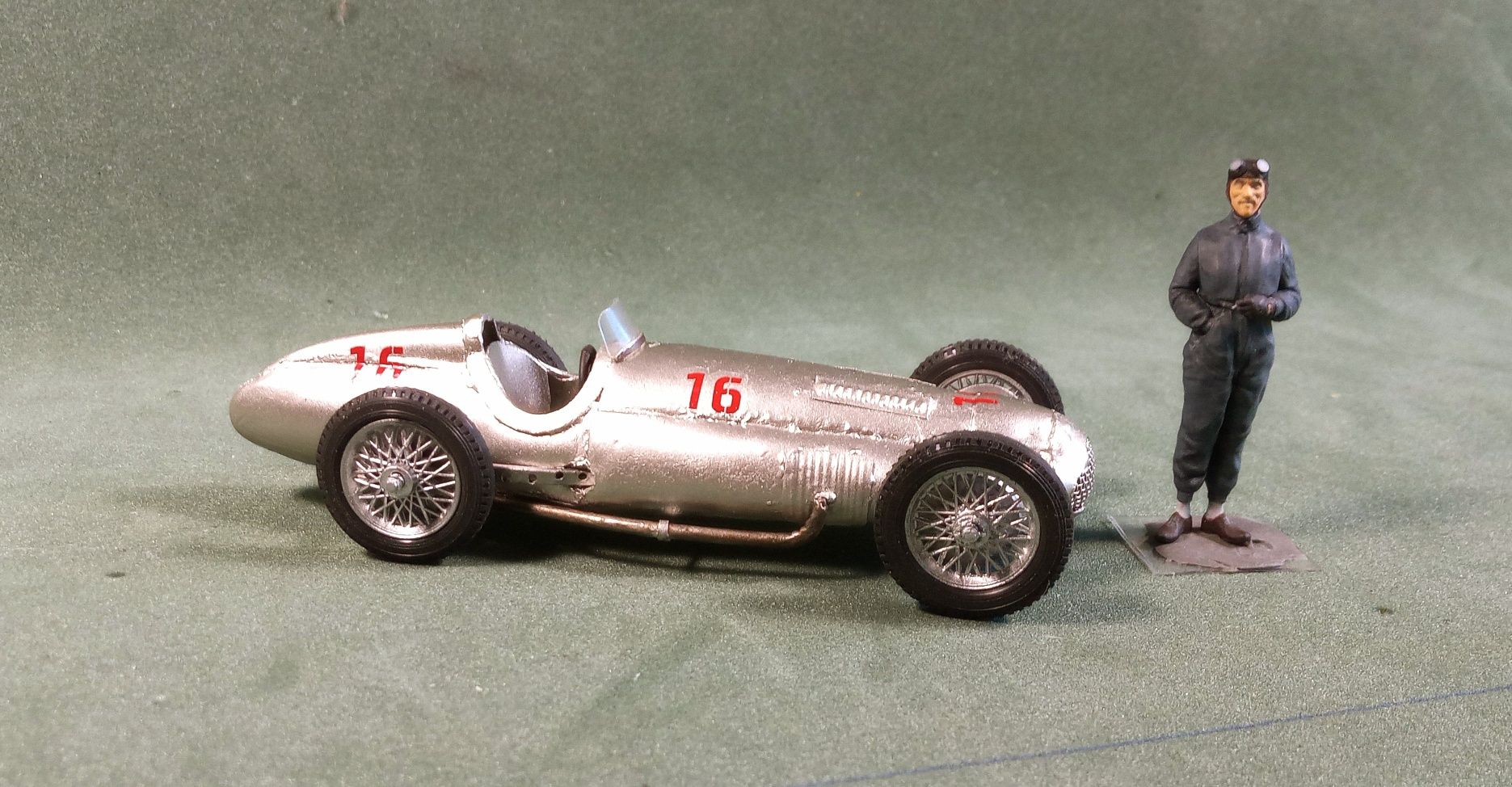 Модель гоночного болида в масштабе 1:43