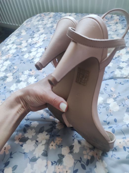 Босоніжки жіночі