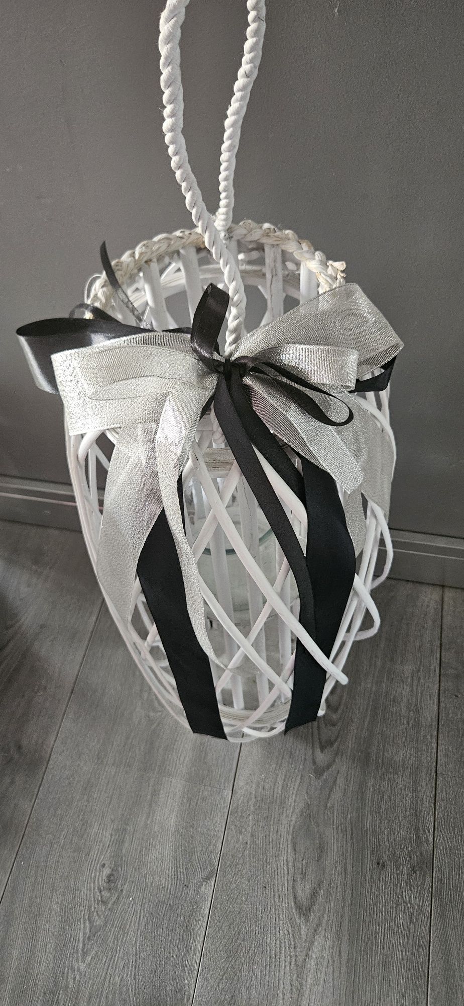 Wysoki biały lampion rattanowy