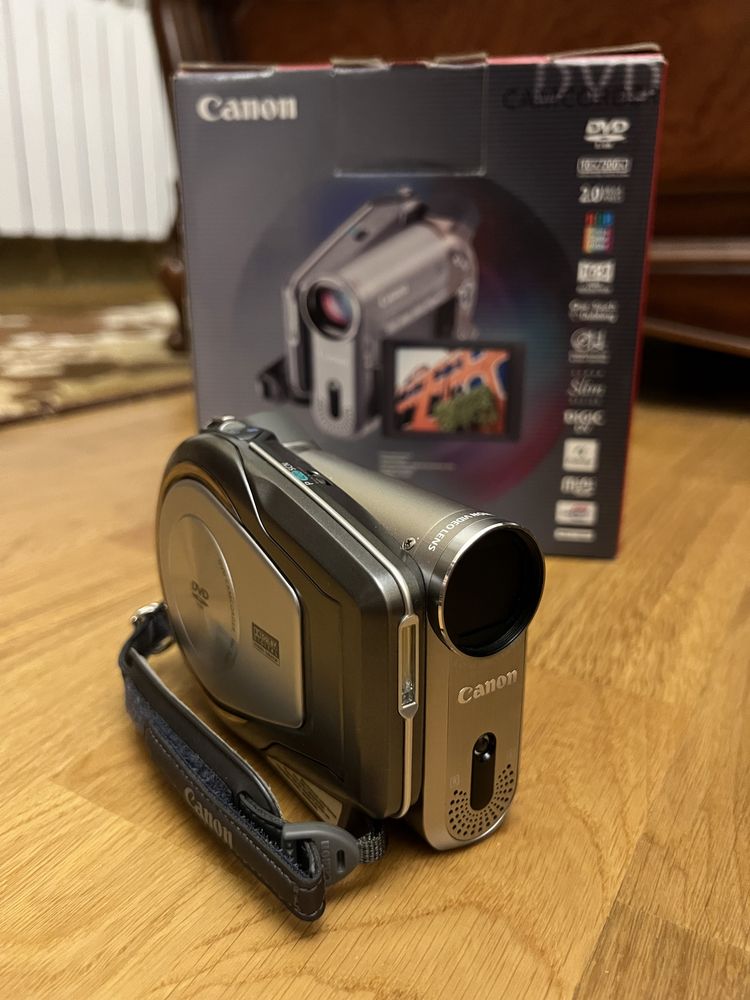 Видеокамера Canon DC20