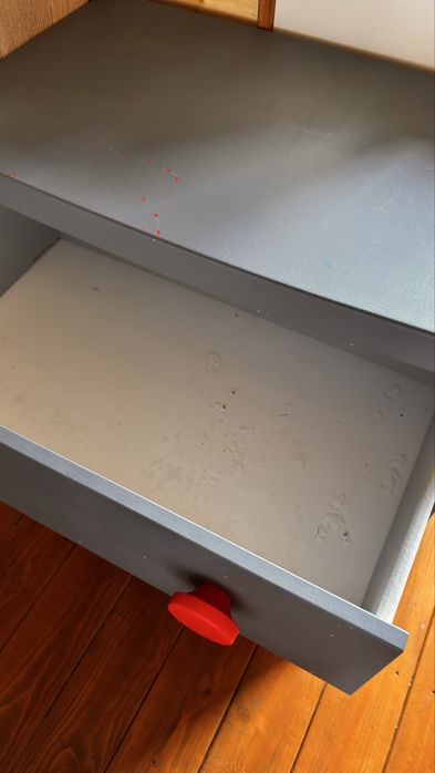 Szafka dziecięca z szufladami – szara z czerwonymi uchwytami