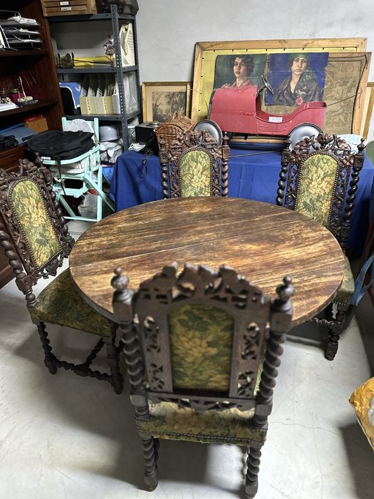 Conjunto mesa e cadeiras antigo