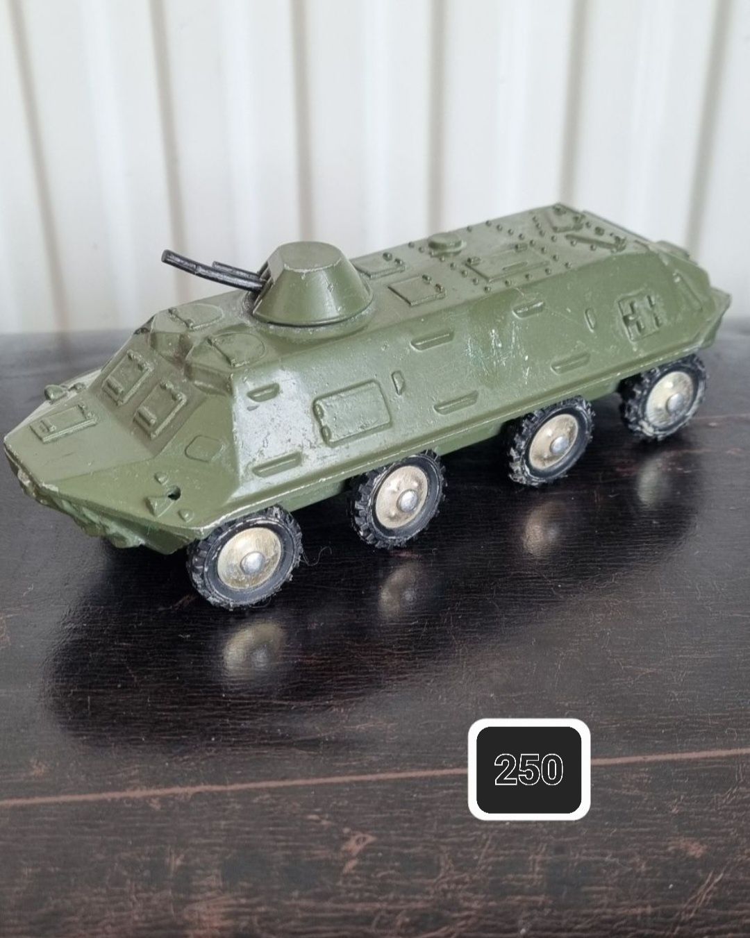 Модели военной техники СССР: САУ, амфибия, БТРы, танк, пушка.