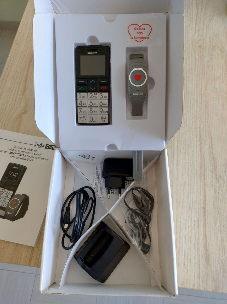 MaxCom telefon i bransoleta sos dla seniora lub chorego