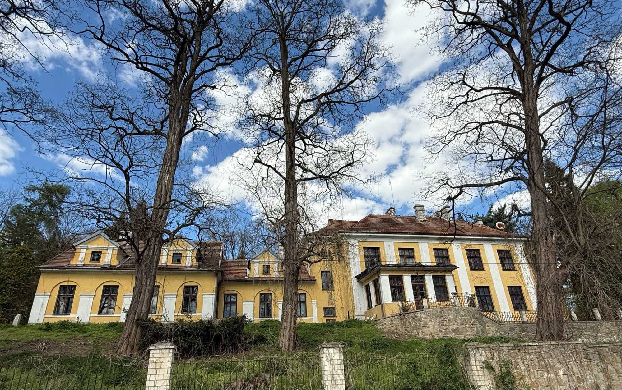 Działka zabudowana zespołem dworskim - zabytek