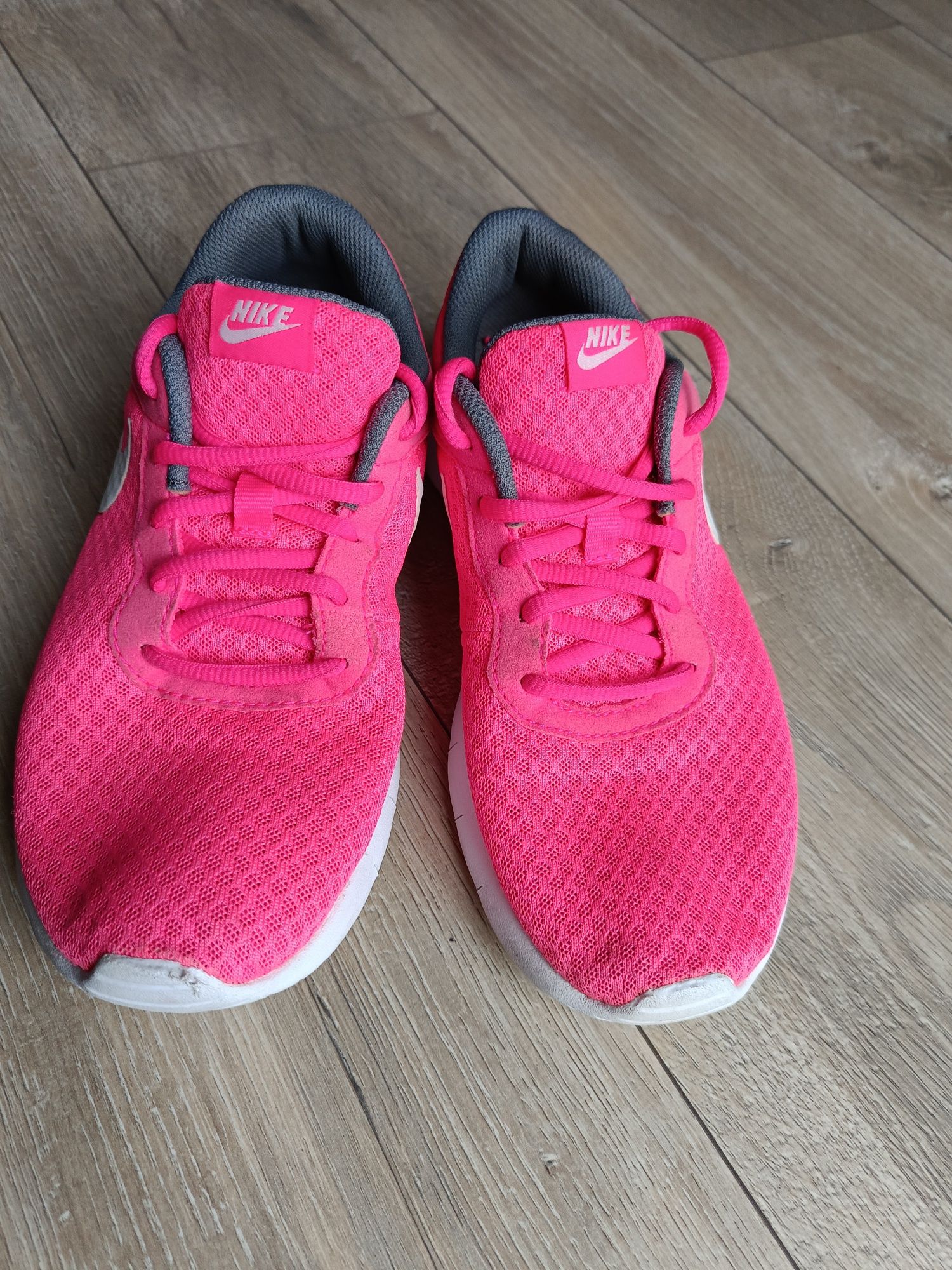 Buty Nike tanjun 38,5 neonowe różowe