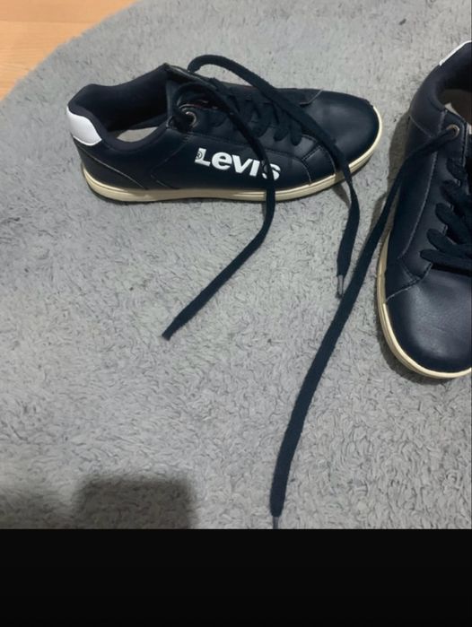 Tenis da levi’s.