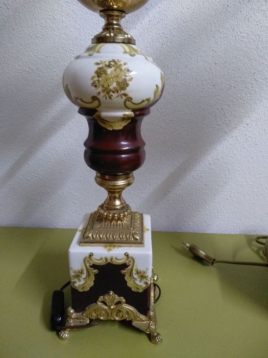 Candeeiros em loiça com campânula de vidro