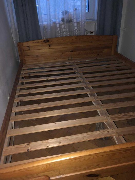 Duże łóżko sosnowe z materacem