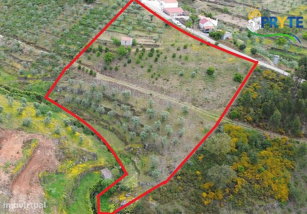 Terreno com área total de 6900 metros quadrados a confinar com ribeiro