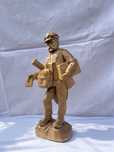 Drewniana figura listonosza