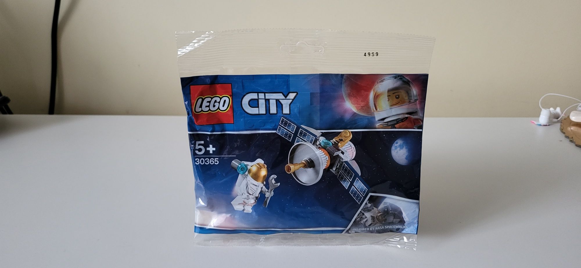 Lego City 30365 Astronauta plus satelita saszetka z klockami