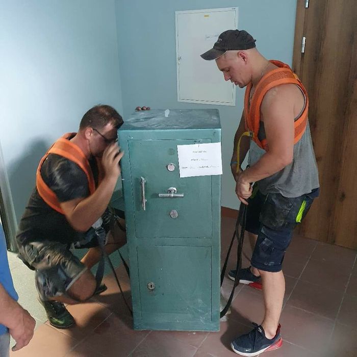 PRZEPROWADZKI,UTYLIZACJA,, sprzątanie strychów i piwnic, montaż mebli,