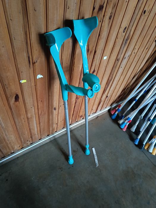 Kule ortopedyczne łokciowe – różne kolory, regulacja 145–195 cm

Na sp