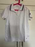 Polo branco, com risca azul no colarinho, tamanho XS -S, marca Brownie