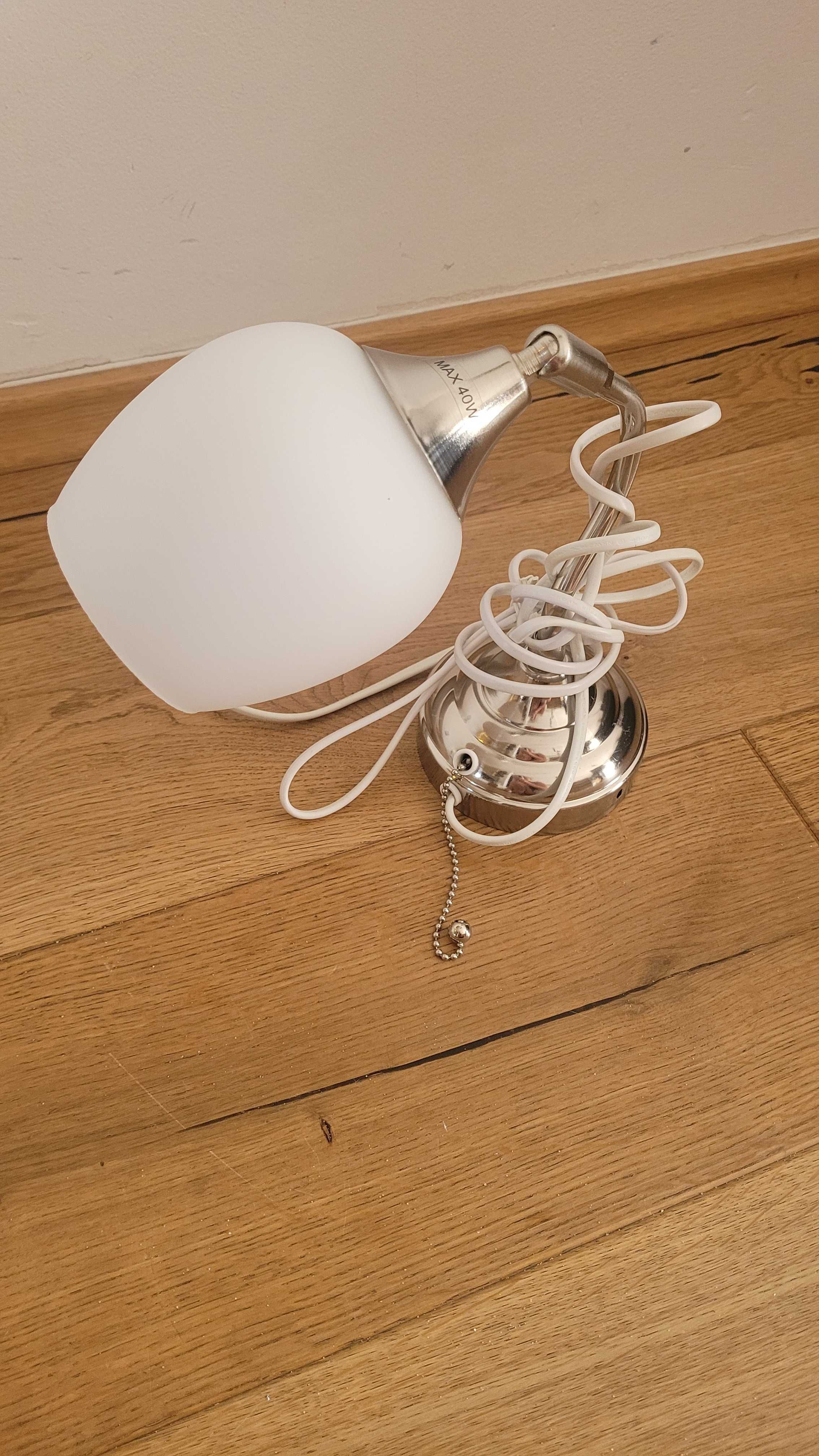 Lampka IKEA przy łóżku do ściany, srebrna, mleczny klosz, max 40W