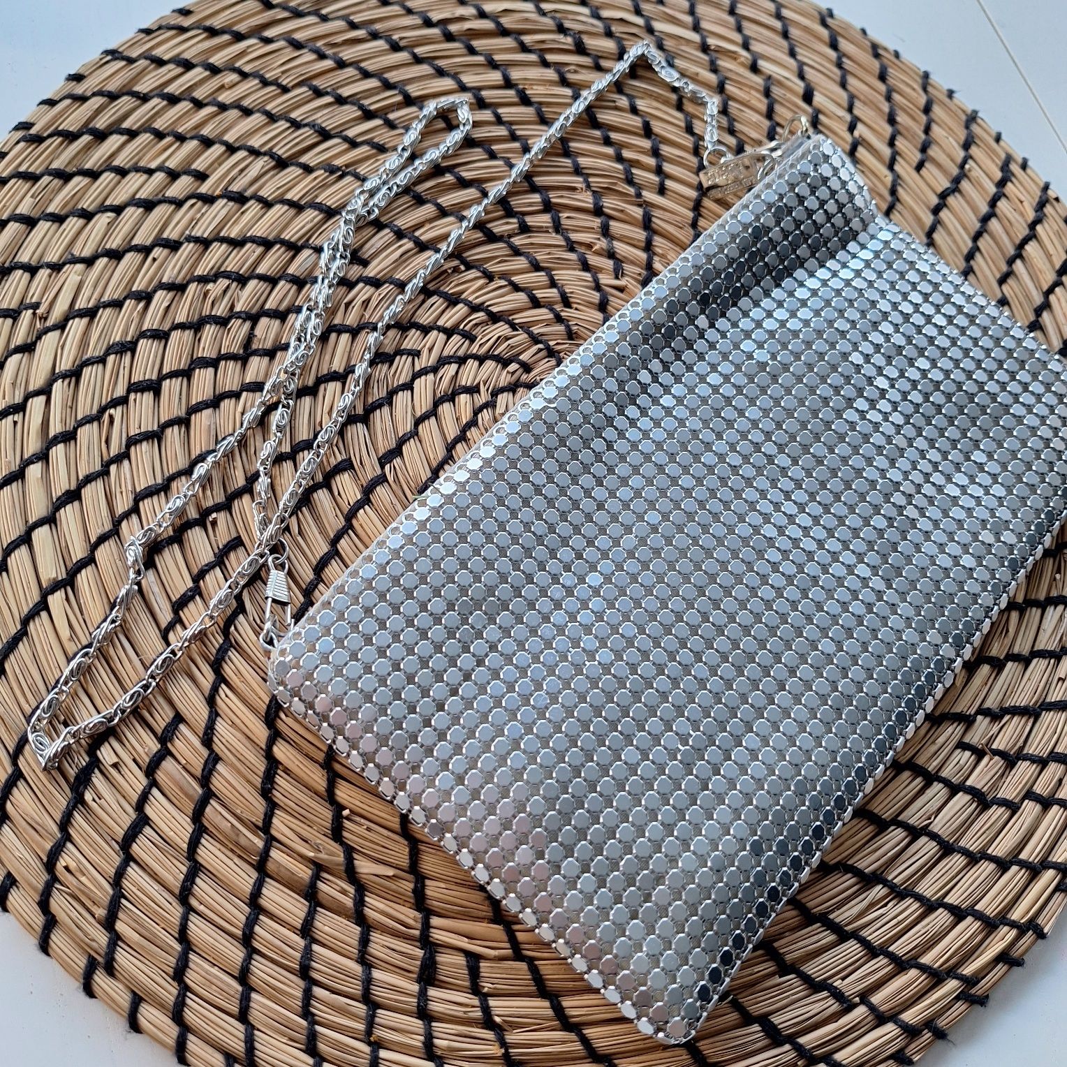 Srebrna, wieczorowa torebka marki Eau Thermale Avene. Elegancka i lśni