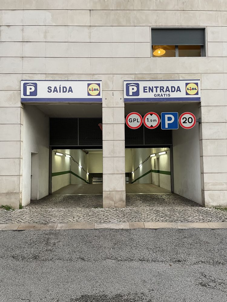 Lugar de Garagem para Mota - Benfica