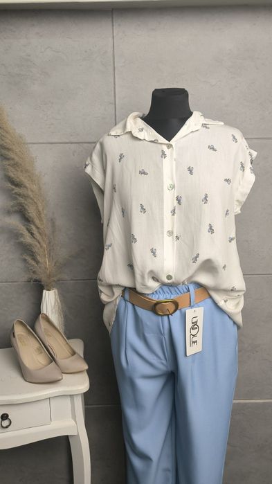 Romantyczna biała bluzka z krótkim rękawem, w kwiatowy wzór, na guziki