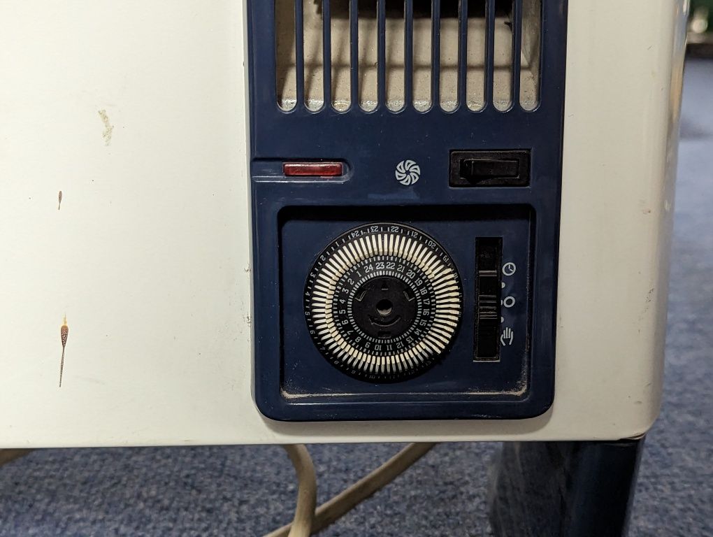 Grzejnik elektryczny z termostatem i programatorem czasowym
