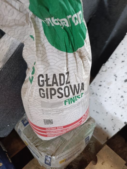 Grunt , podkład , różne pozostałości po budowie wieszaki