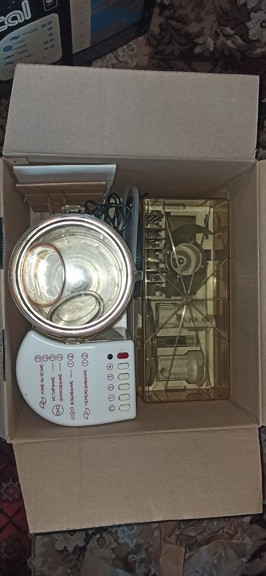 Продам  кухонный комбайн .