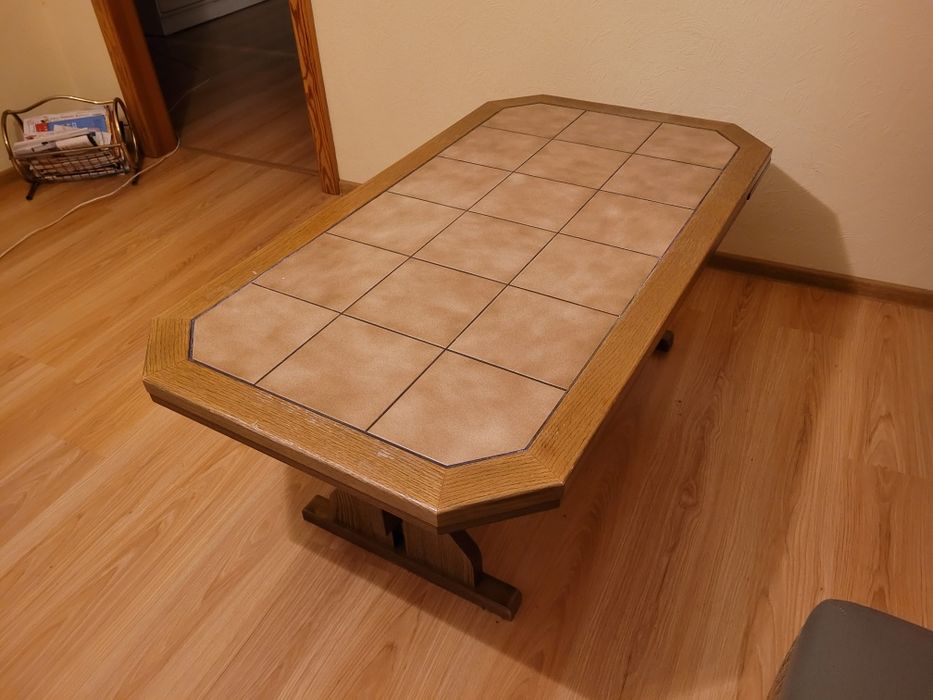 Stolik kawowy vintage – drewno i płytki, wyjątkowy charakter