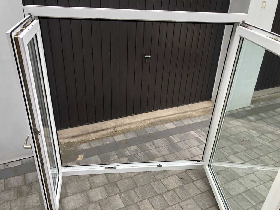 Kompletne okno pcv z tzw. ruchomym słupkiem, 141wysx146szer