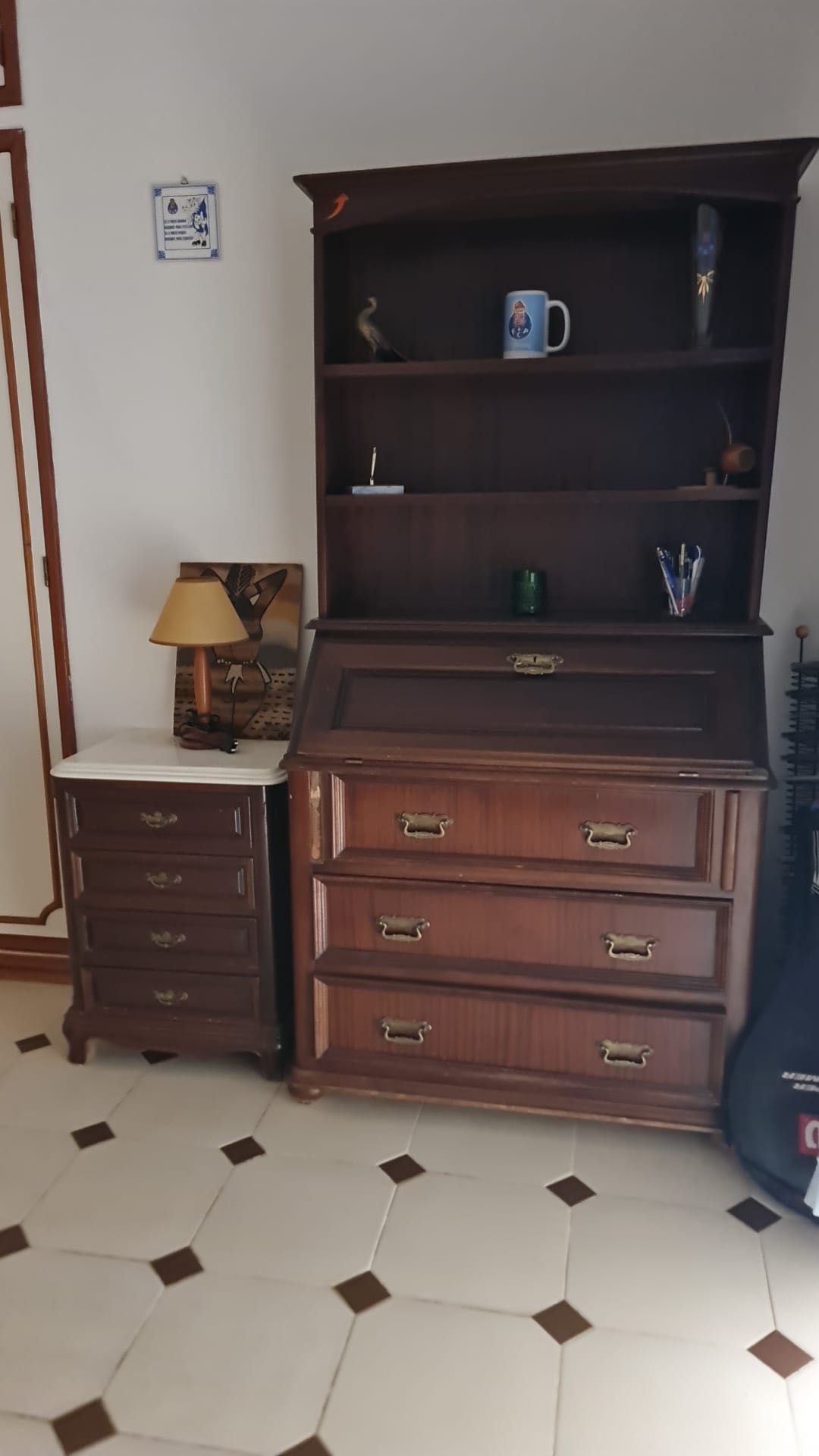 Cómoda com Espelho, Secretária e Mesa de Cabeceira em Estilo Clássico