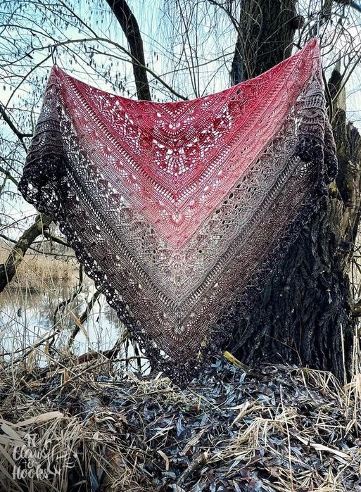 Szydełkowa chusta w czerni i ciepłych różach, boho, romantyczna