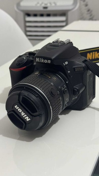 Nikon D5500 + Lente 18-55 mm VR II + Carregador – Excelente Estado