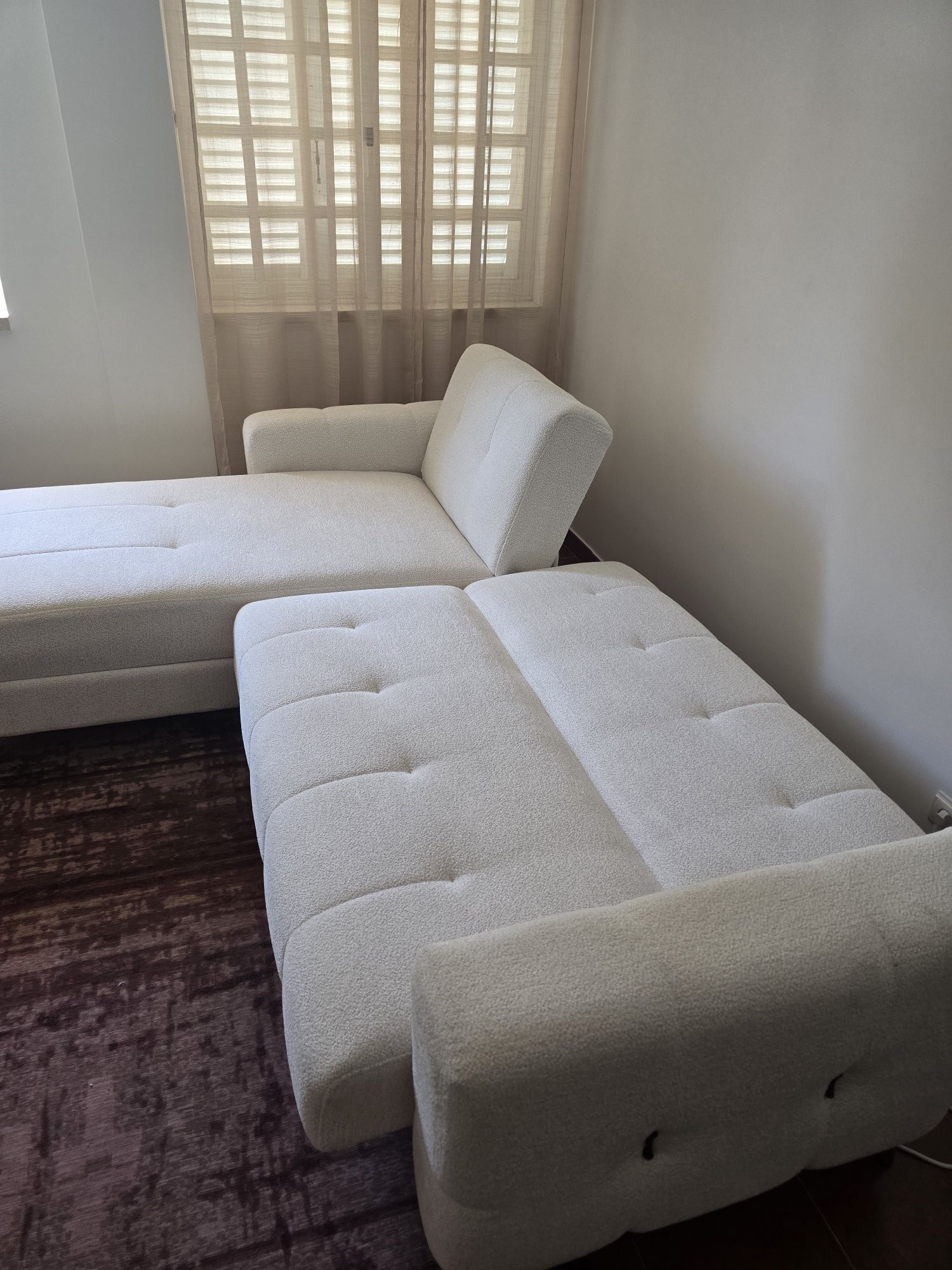 Vendo sofa com chaise longue que faz de cama