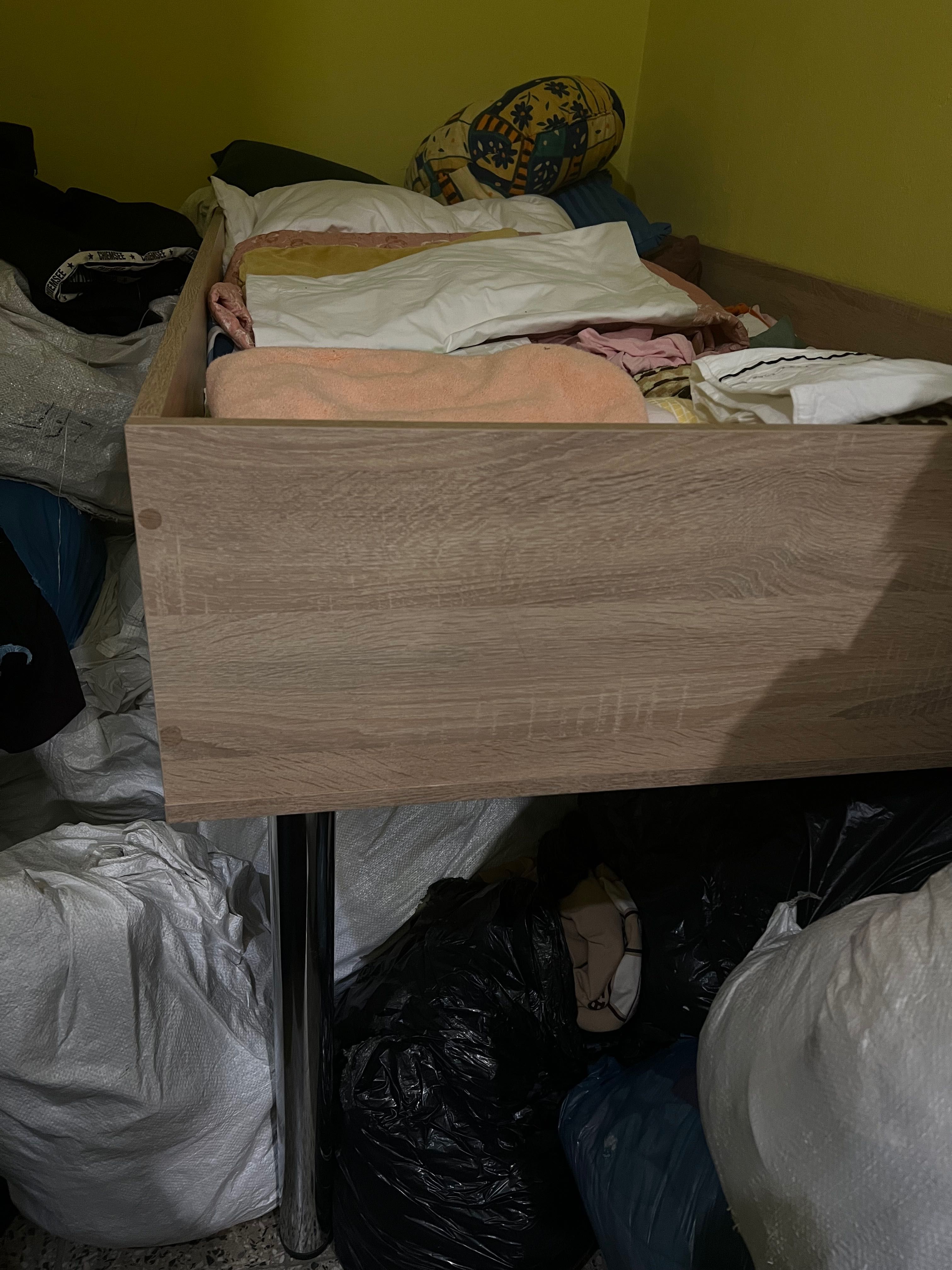 Stół do sklepu z tanią odzieżą lumpeks wyprzedażowy
