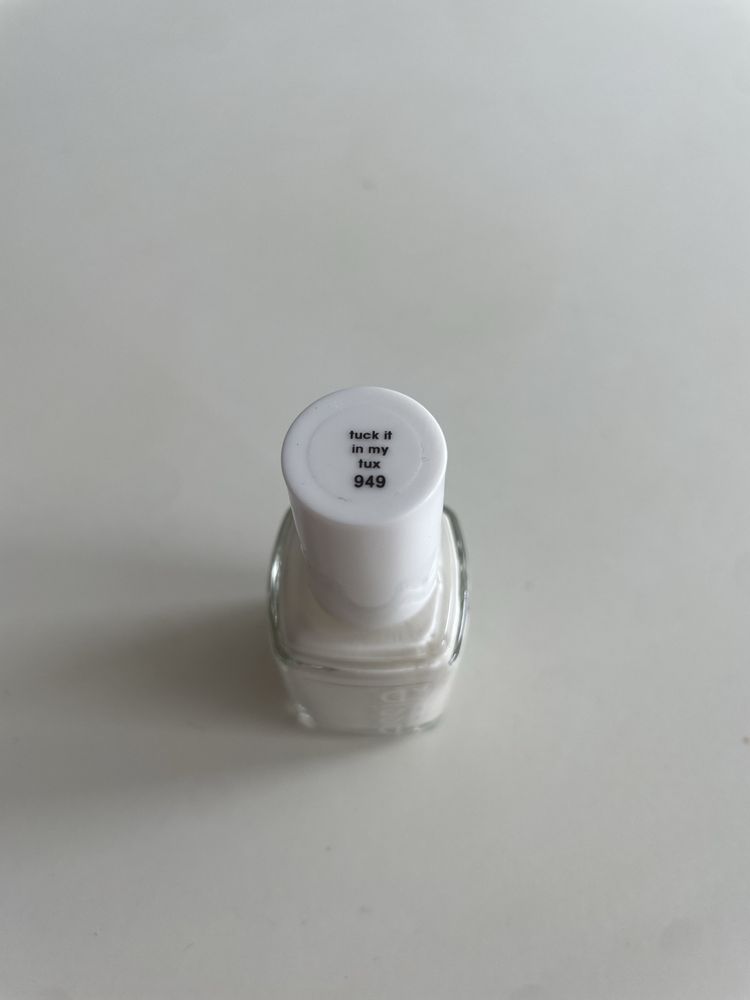 Essie - lakier do paznokci - 949 Tuck it in my tux