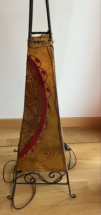 Candeeiro de chão, em couro pintado (Tunisia)