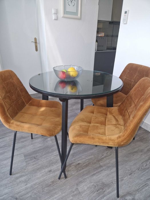 Vendo mesa com cadeiras