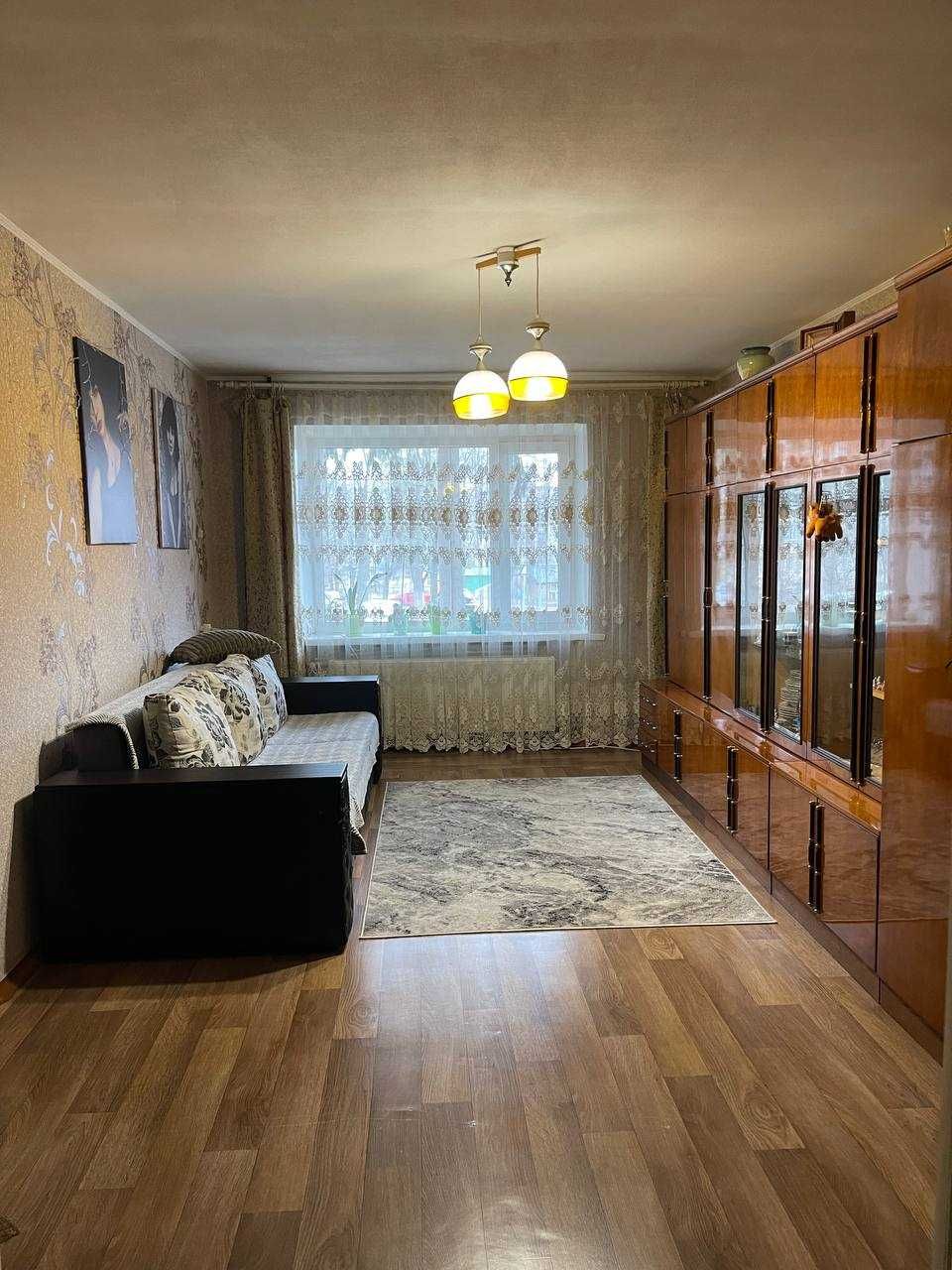У Центрі селища Буди шикарна 3 кімн. квартира з капітальним ремонтом.