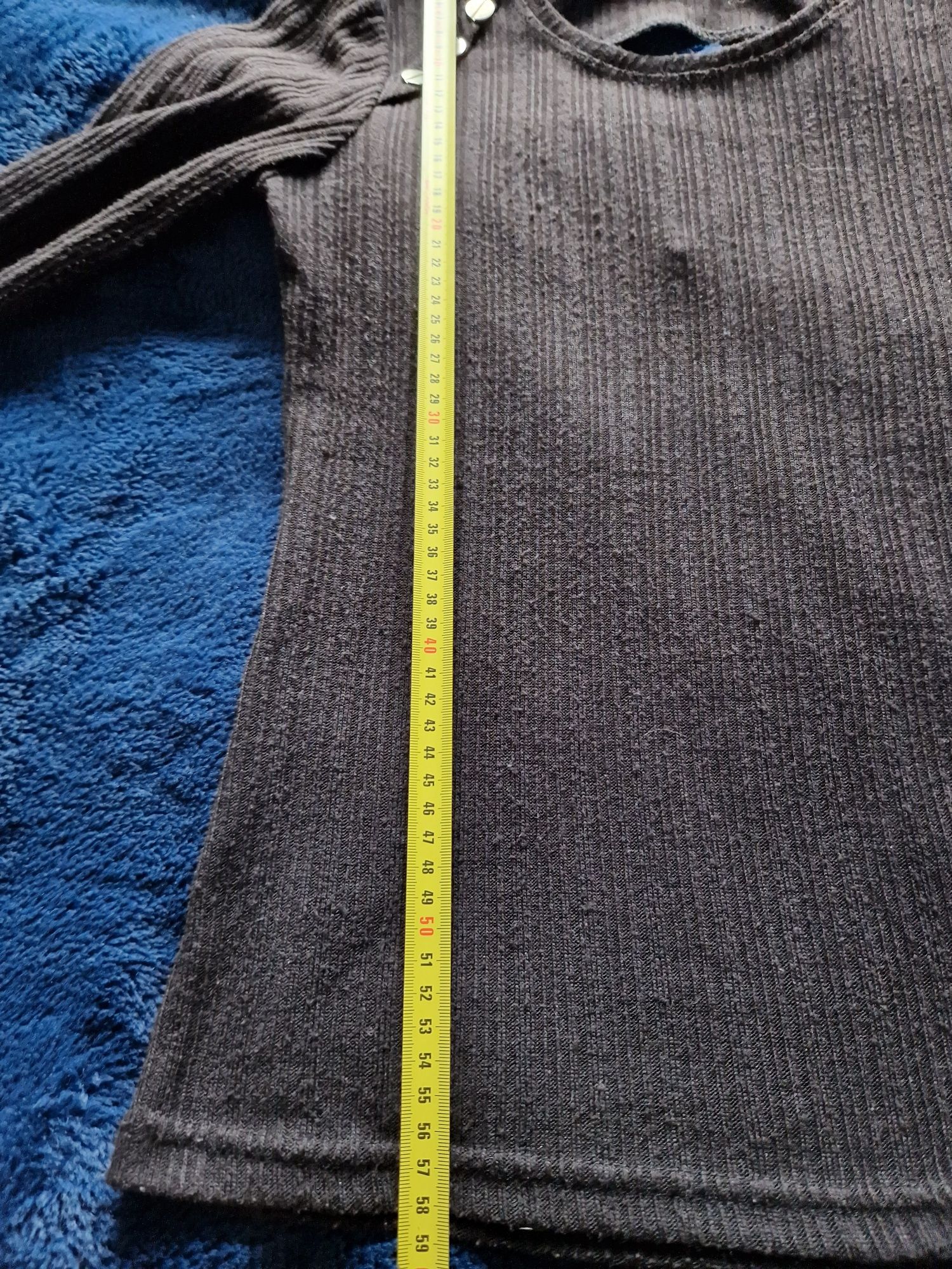 Sweter w prążki z wycięciem S/M