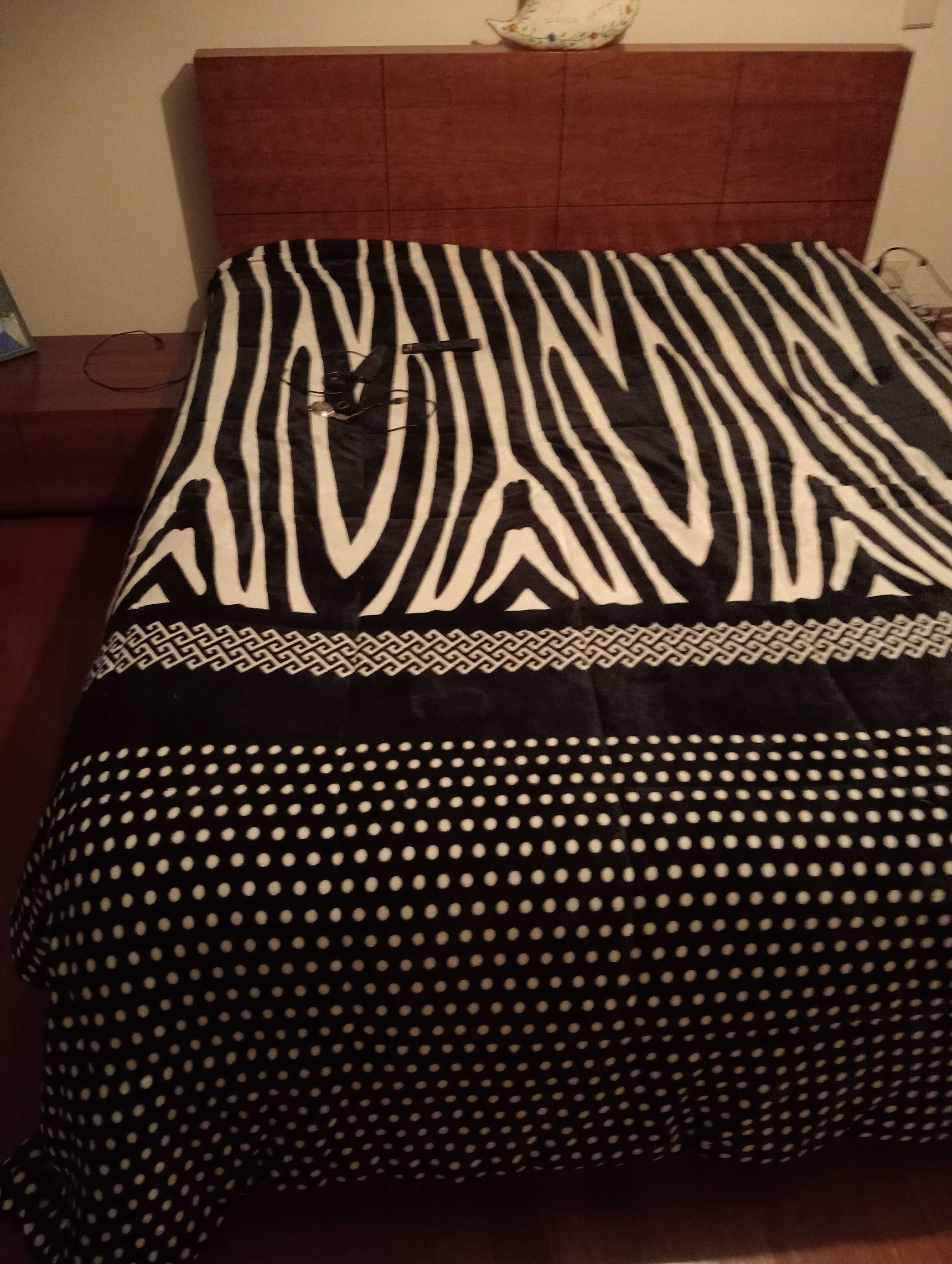 Cama, mesinhas e cómoda
