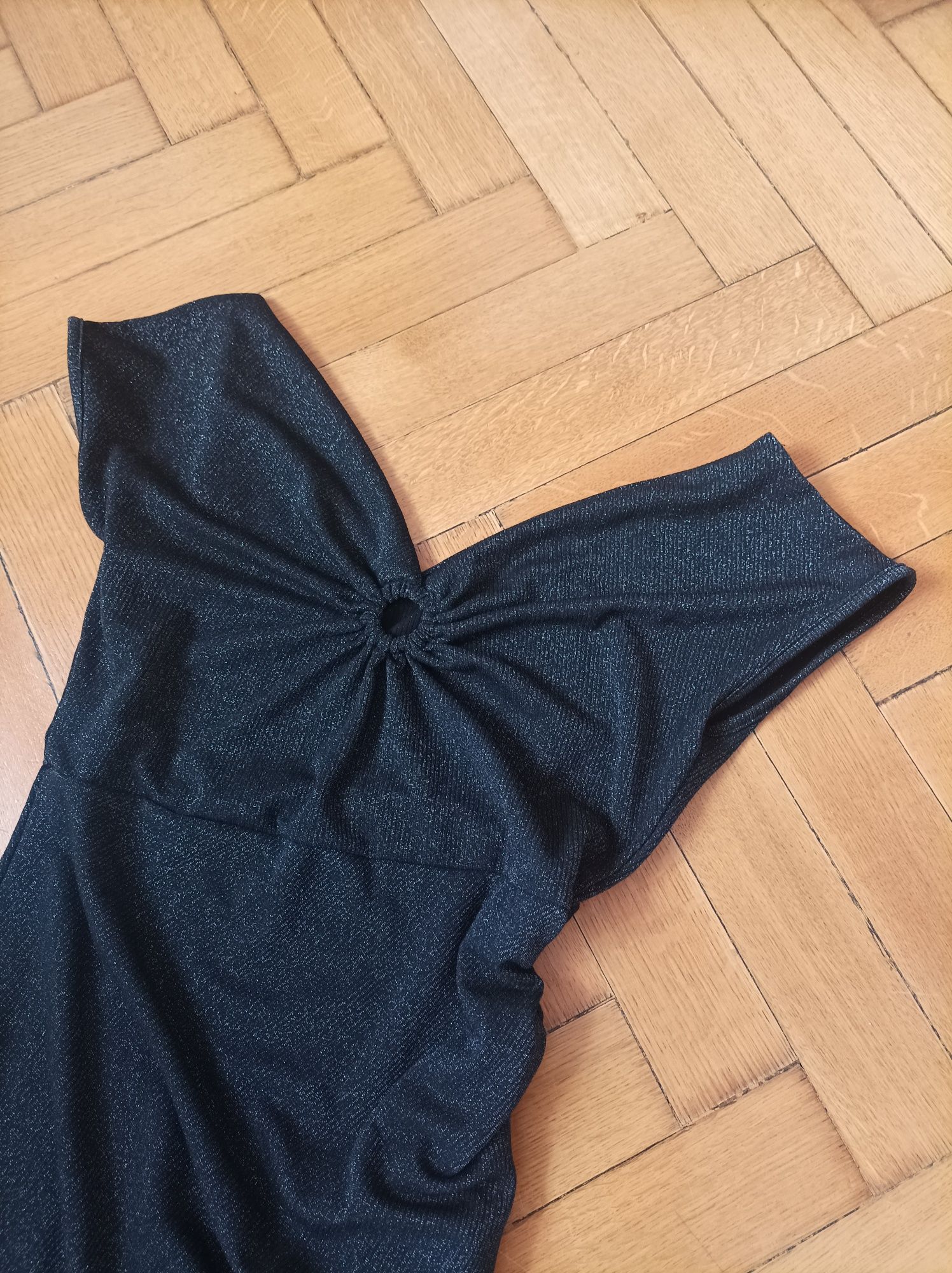 Czarna asymetryczna sukienka midi maxi połyskująca Dazy dekolf