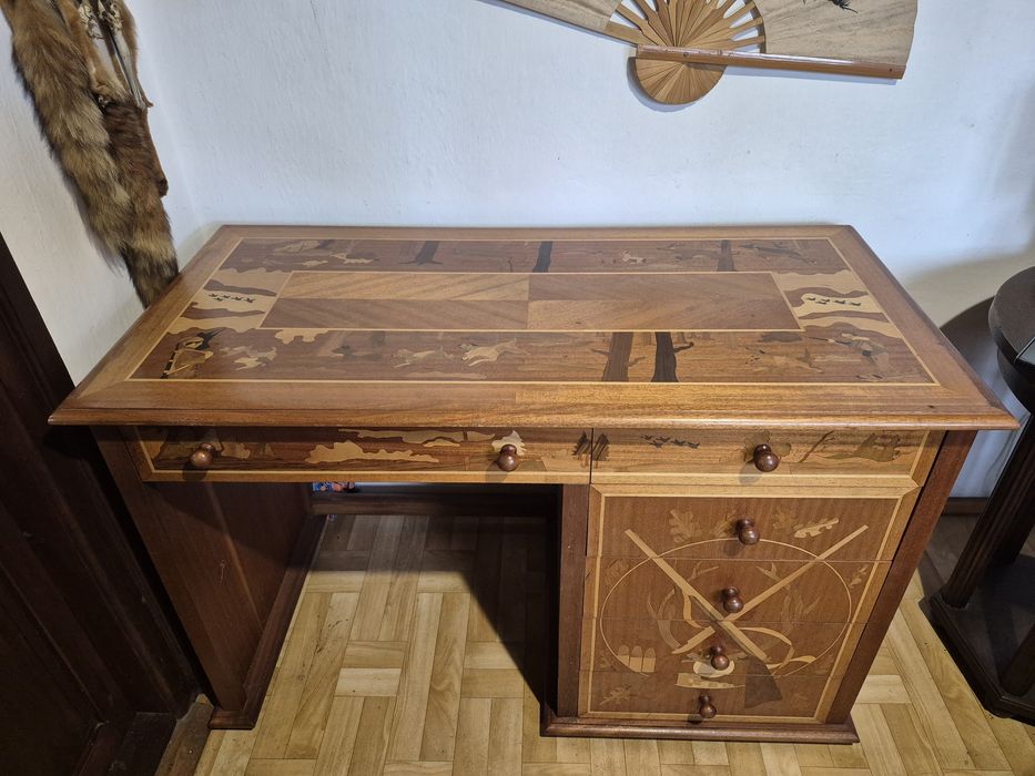 Biurko drewniane z intarsjami – unikatowy mebel vintage